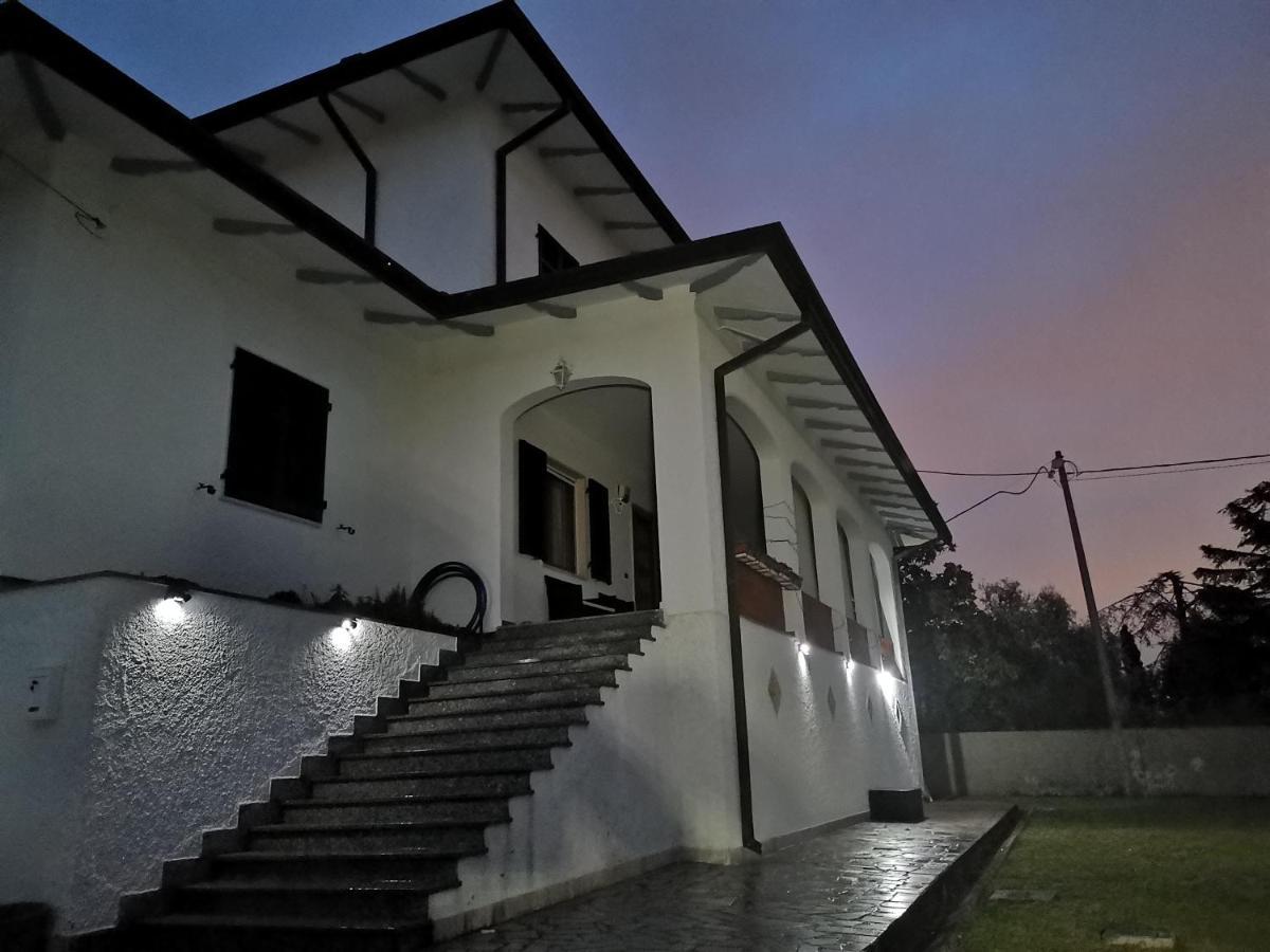 Villa Flora Affittacamere Luni Exterior foto