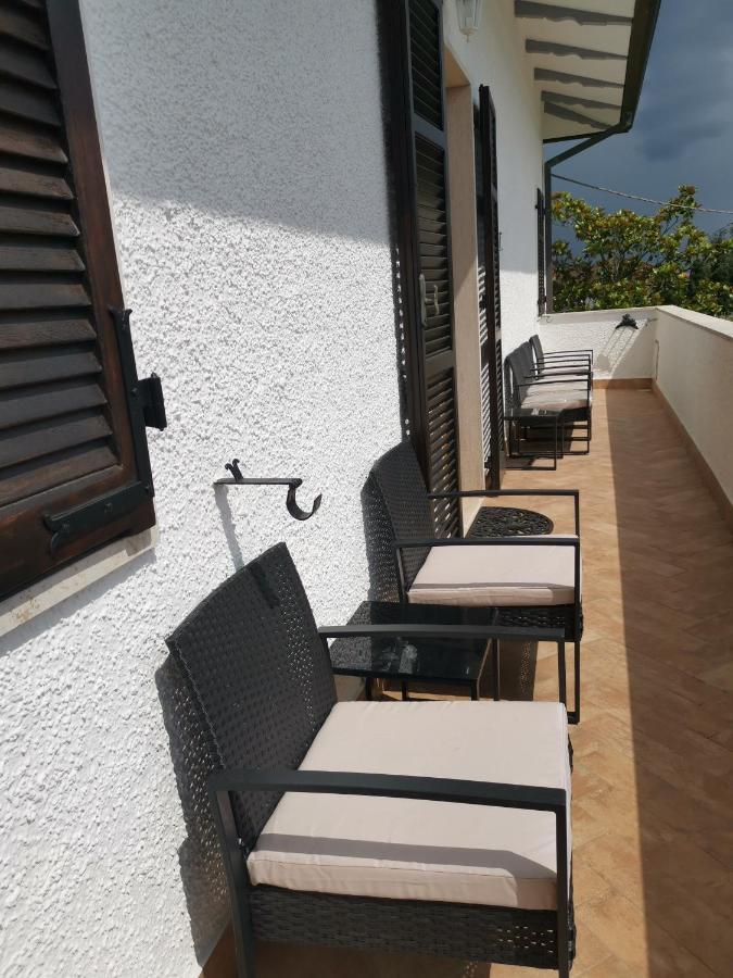 Villa Flora Affittacamere Luni Exterior foto